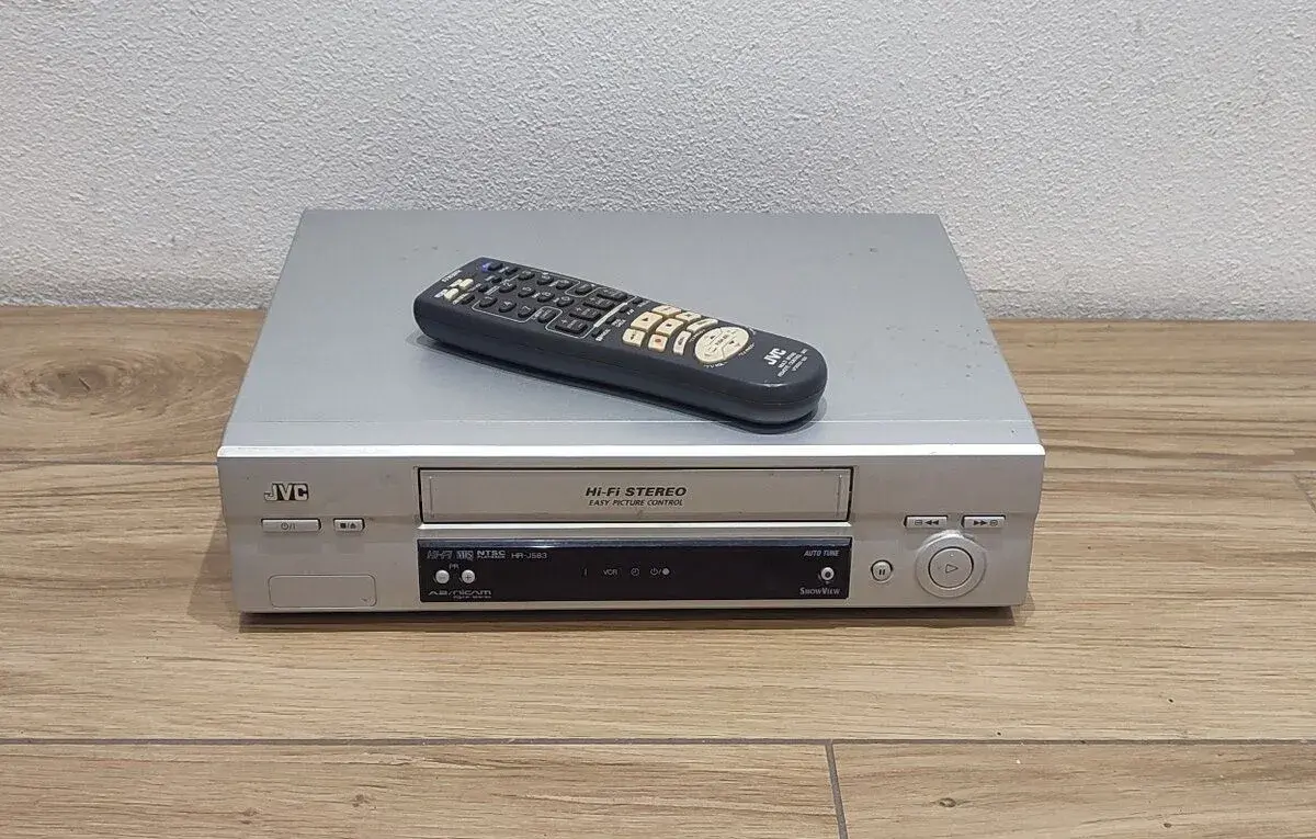 Plne funkčný videorekordér JVC HR-J583EU +diaľkové ovládanie