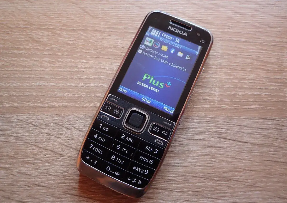 Nokia E52