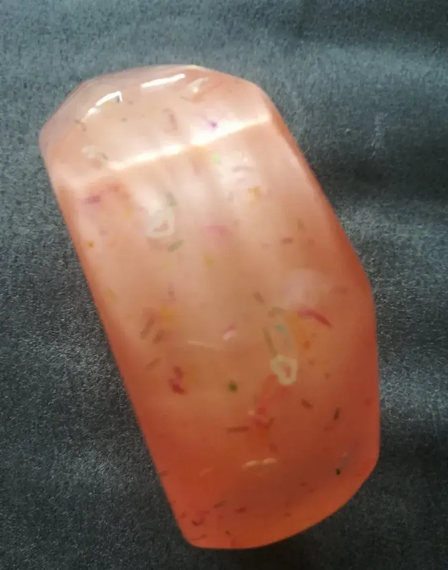 Ružový náramok z plastu
