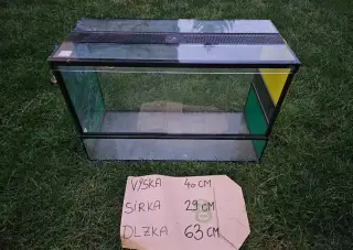 Terarium posunne dvierka a vetranie na vrchu a na boku