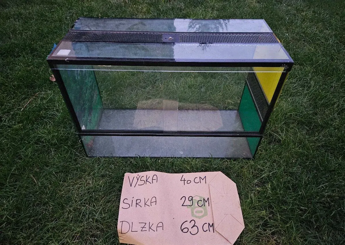 Terarium posunne dvierka a vetranie na vrchu a na boku