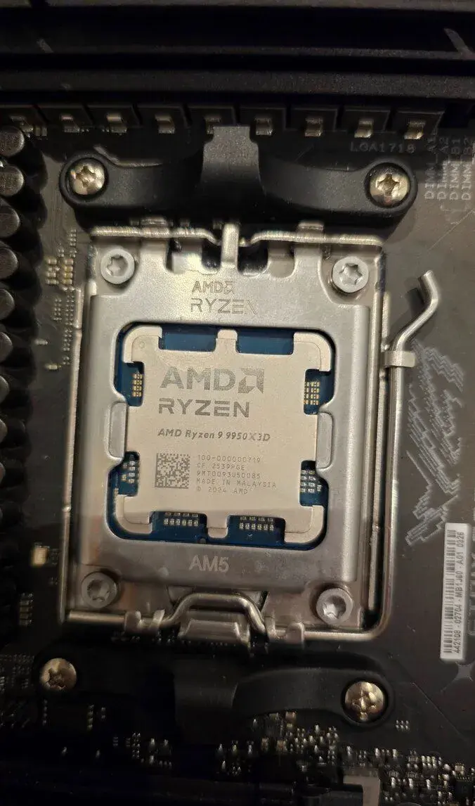 AMD Ryzen 9 9950x3d nový