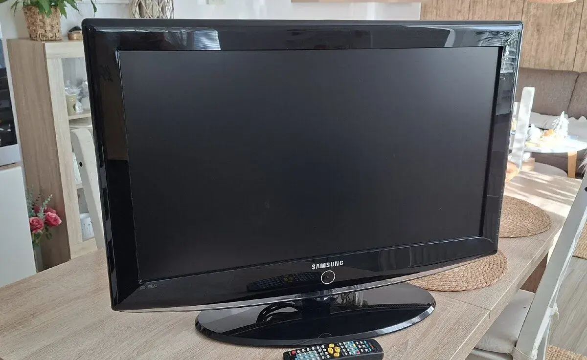 TV Samsung s uhlopriečkou 81cm.
