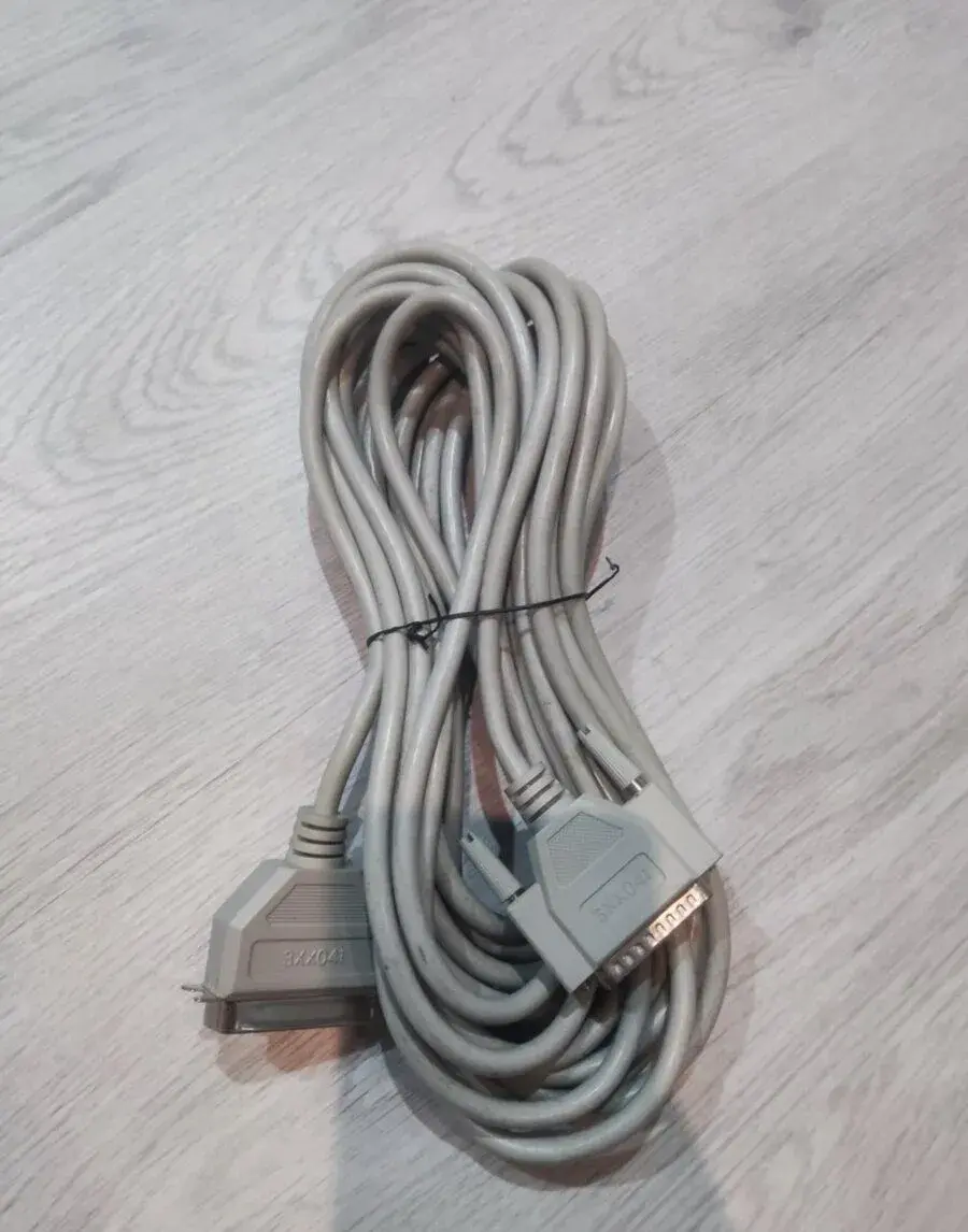 dlhý prepojovací kábel DB‑25 (25-pin D‑Sub)