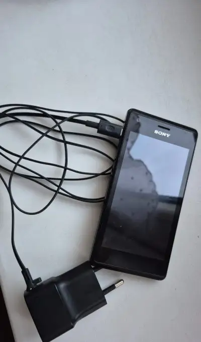 Starý ale plne funkčný telefón sony
