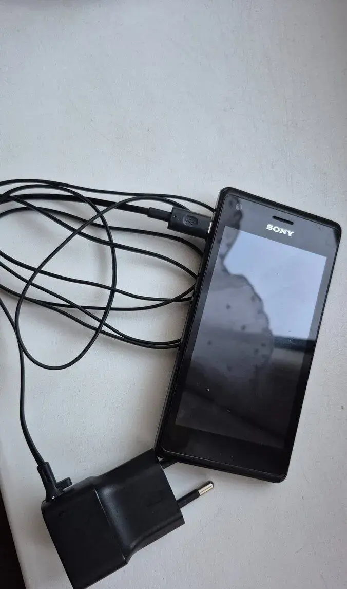 Starý ale plne funkčný telefón sony