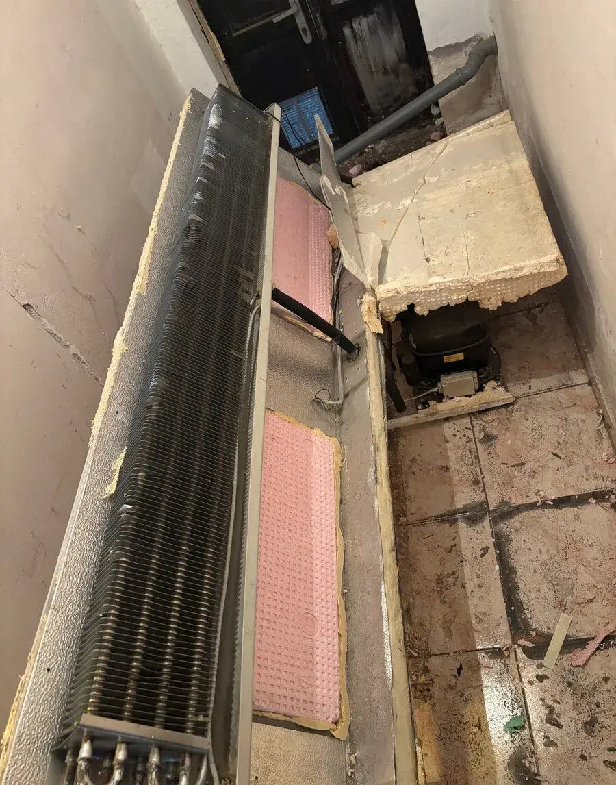 Chladiace zariadenie s motorom