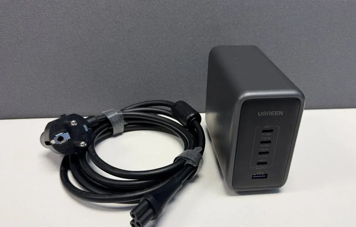 Stolná nabíjačka Ugreen 4×USB-C + 1×USB-A 300 W GaN