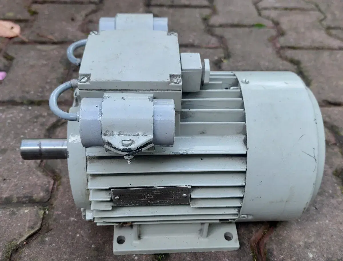 Generátor 220V 700W